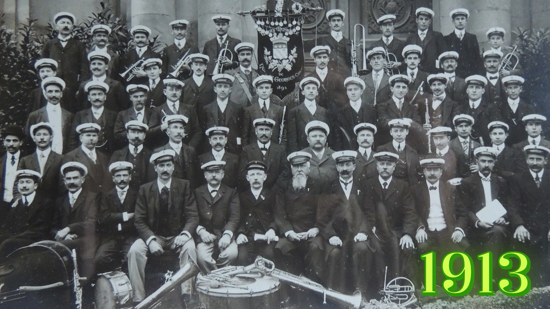 Photo de groupe de l'Harmonie de Nuits-Saint-Georges en 1913